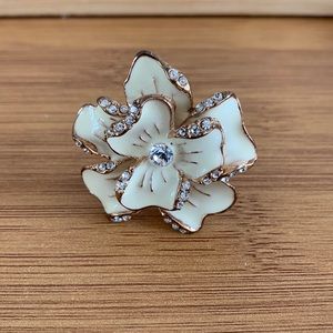 Flower ring set in gold metal